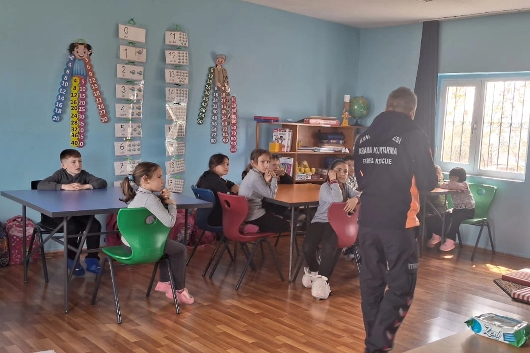 Manisa İtfaiyesi’nden öğrencilere yangın güvenliği eğitimi 