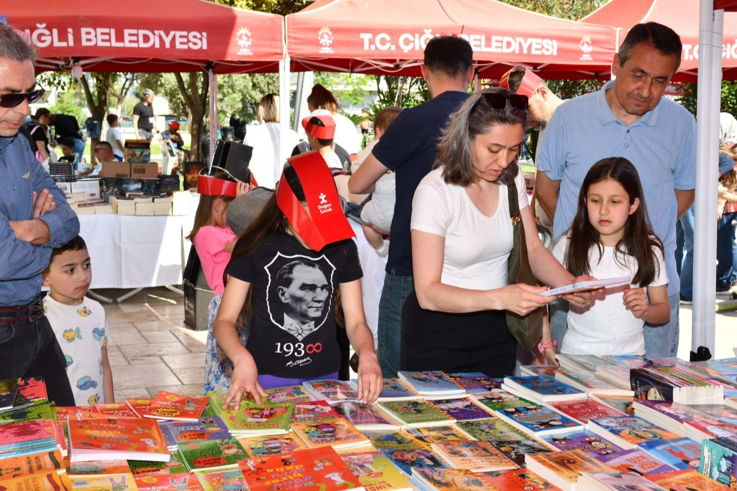 Kitapların büyülü dünyasına yolculuk Çiğli’de sürüyor 