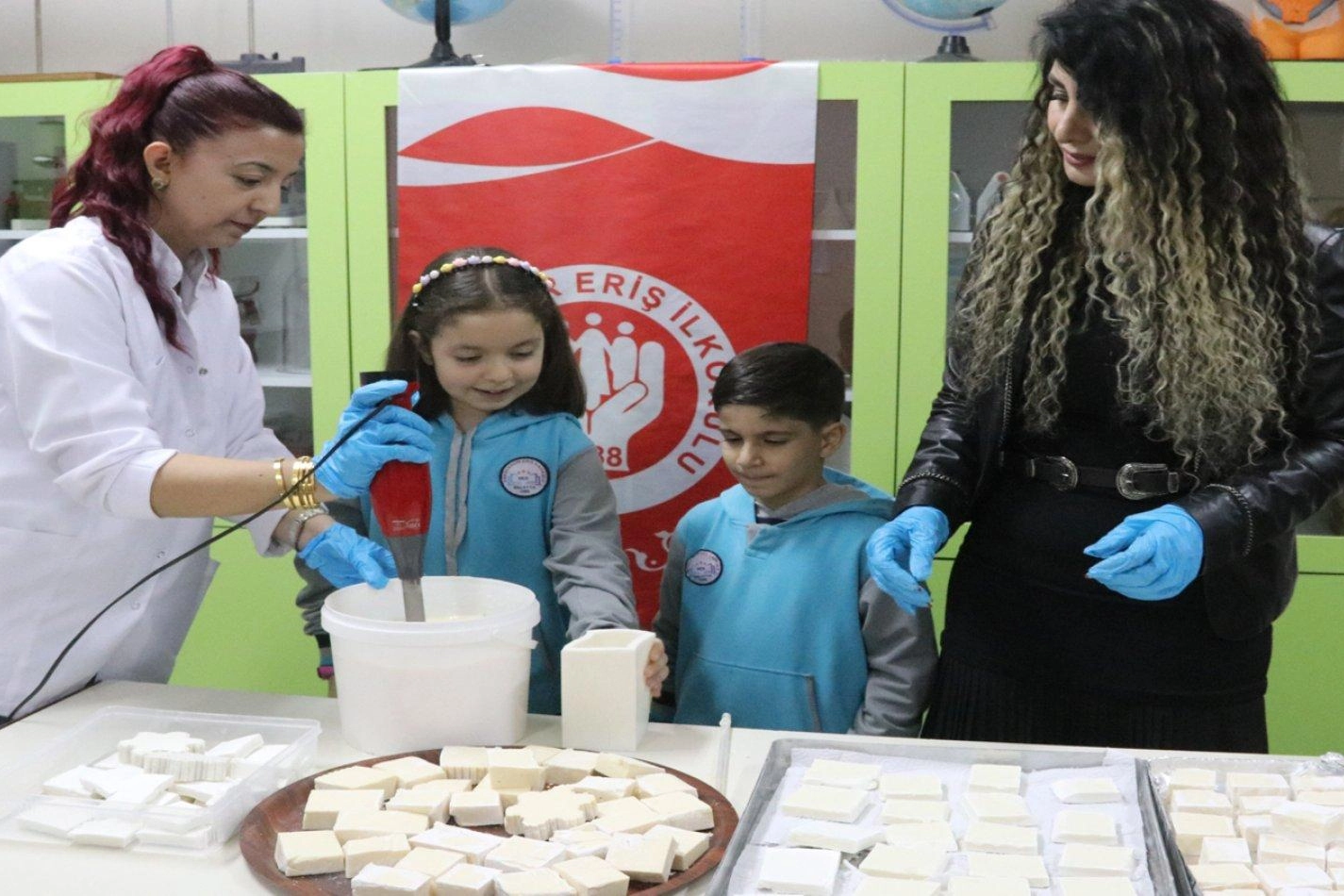 Malatya'da ilkokul öğrencileri atık yağlardan sabun üretti 