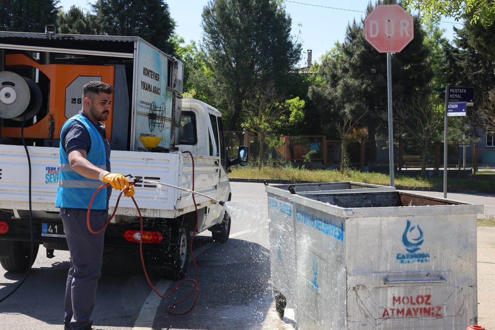 Kocaeli'de çöp konteynerleri yerinde yıkanıyor 