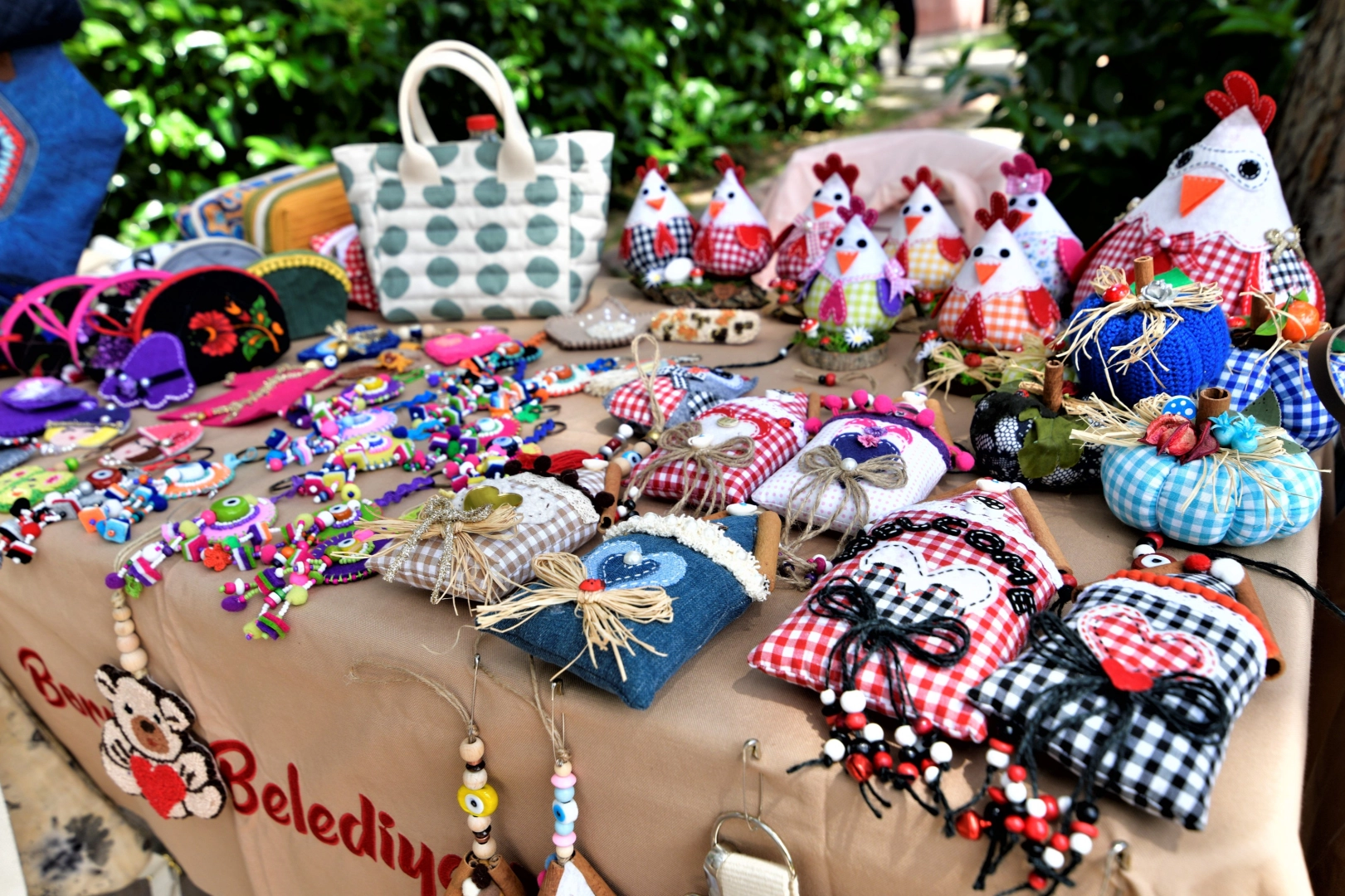 Bornovalı kadınların El Sanatları Sergisi Büyükpark’ta açıldı 