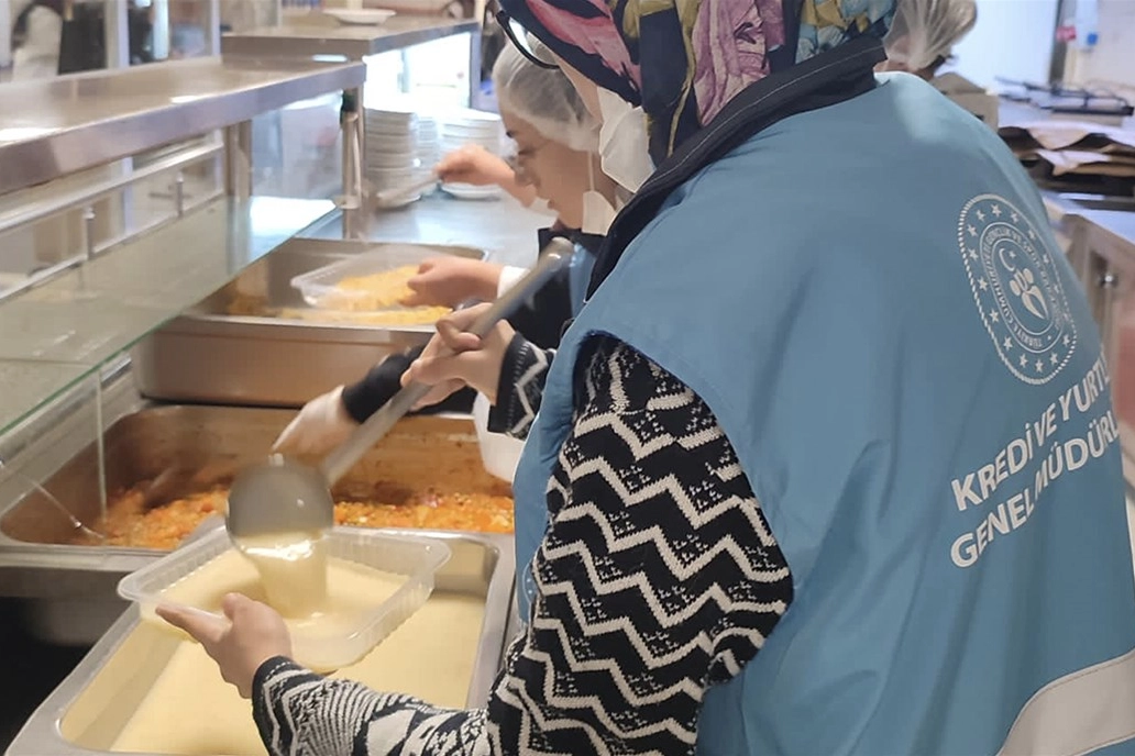 Gençler israfı önlüyor, iyiliği paylaşıyor... “Komşum Gönüllülük Hareketi” ile 10 milyon yemek ihtiyaç sahiplerine ulaştı 