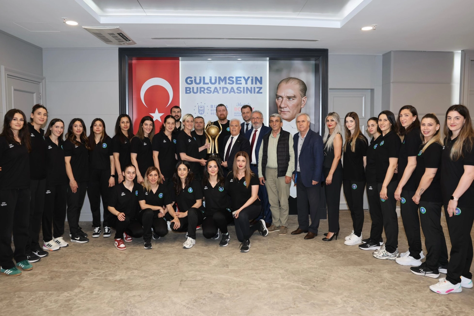 Başkan Bozbey’den şampiyon hentbol takımına övgü 