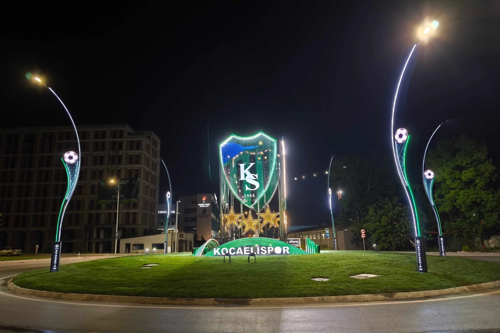Stat kavşağını Kocaelispor’un arması aydınlatıyor 
