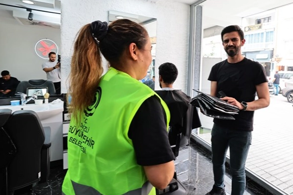 Denizli Büyükşehir berberlere penuar dağıtımına başladı 