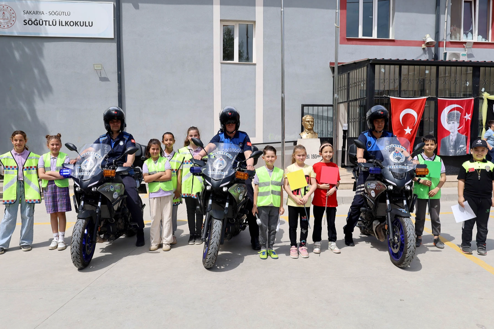 Güvenli trafiğin şartlarını ‘tebessümle’ öğrendiler 
