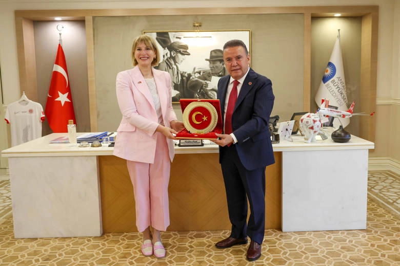 Birleşik Krallık Türkiye Büyükelçisi Başkan Muhittin Böcek’i ziyaret etti 