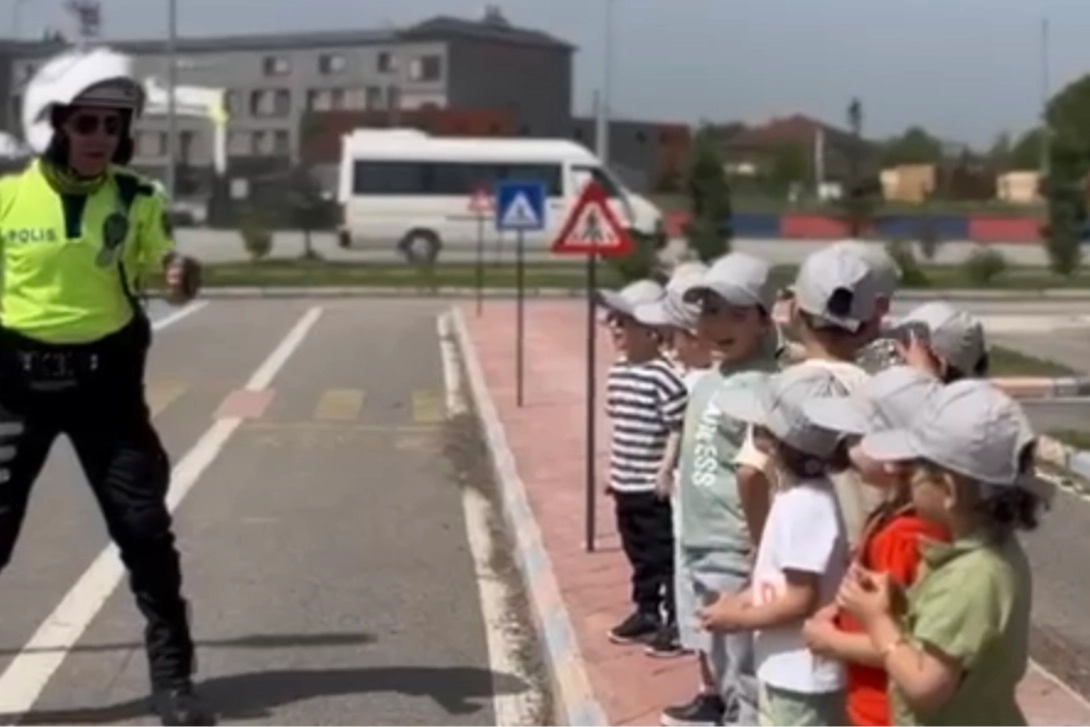 Düzce’de çocuklara polislerden eğlenceli eğitim 