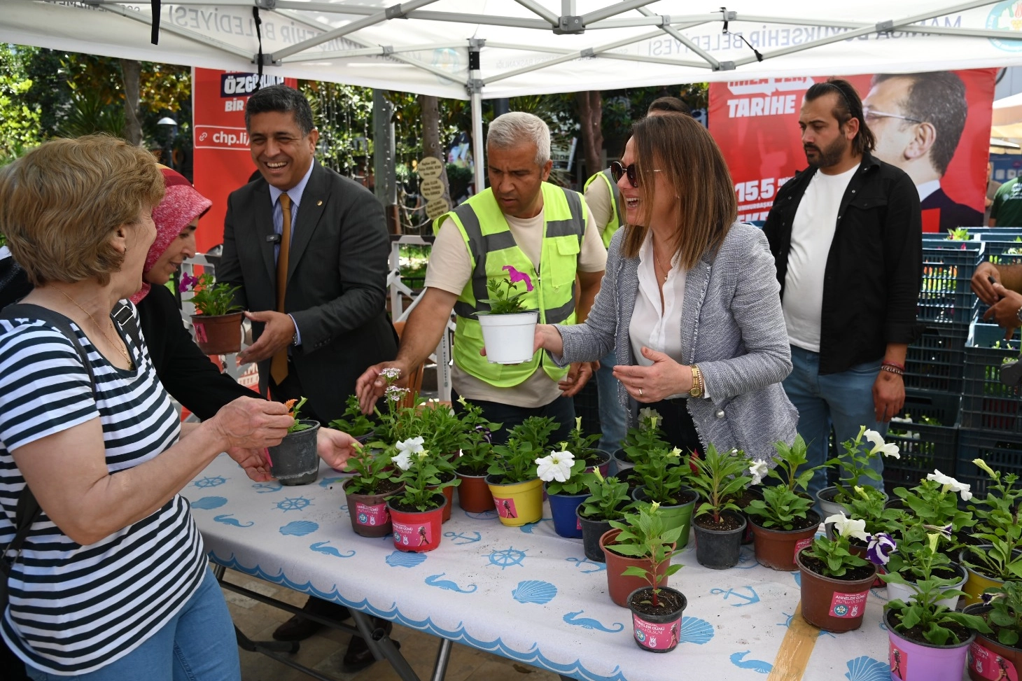 Manisalı annelere binlerce çiçek dağıtıldı 