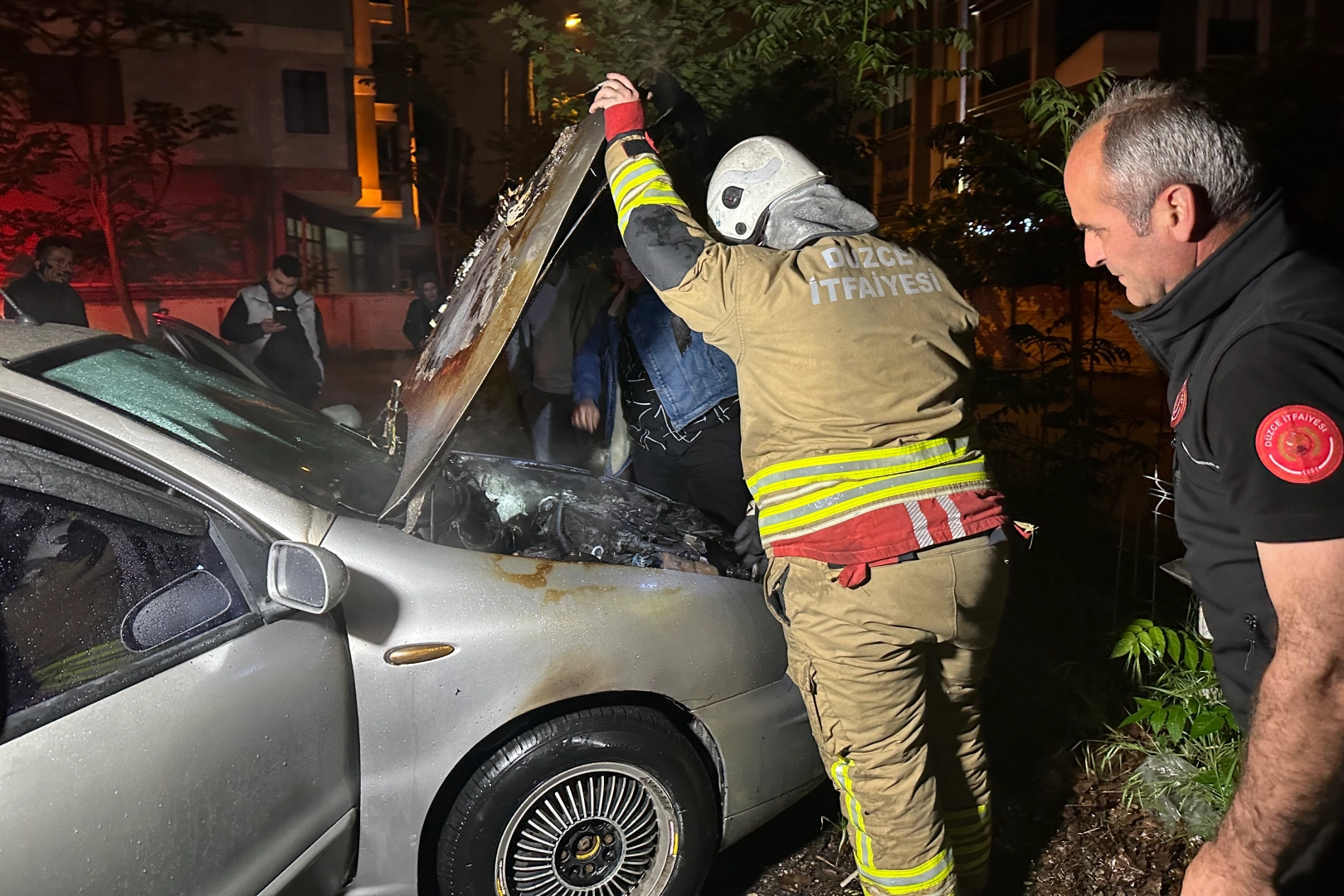 Düzce’de otoparkta otomobil alev aldı 