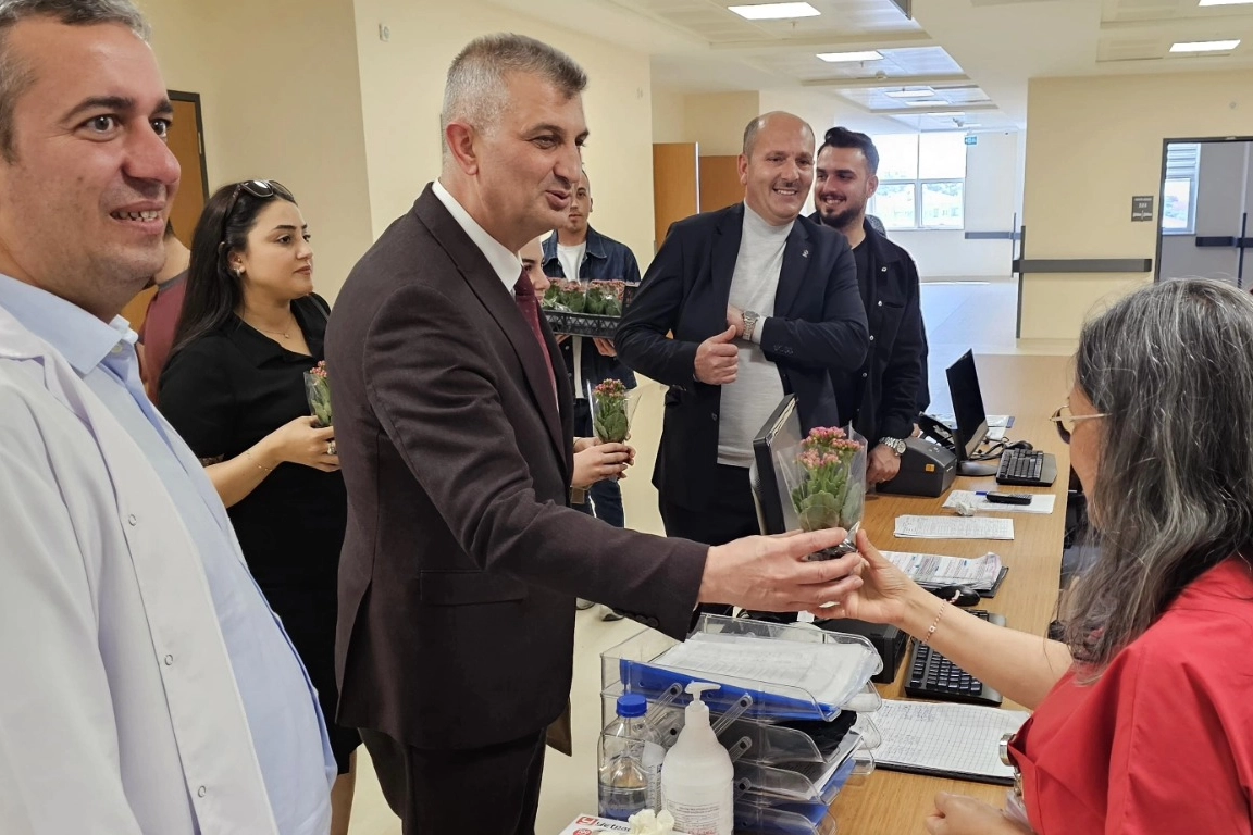 Kocaeli'de Başkan Sezer’den hemşirelere sürpriz kutlama 