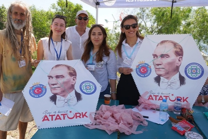 Bodrum’da Atatürk uçurtmaları gökyüzünü süsledi 