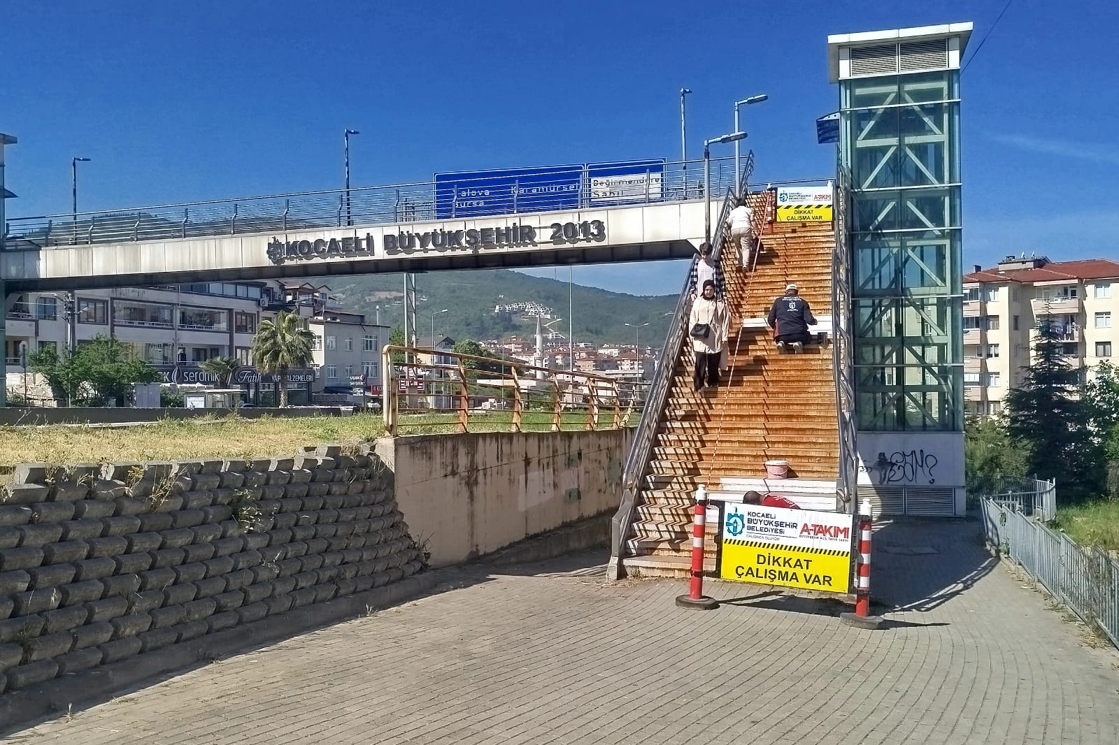 Gölcük’teki üst geçitlerde bakım ve onarım çalışması 