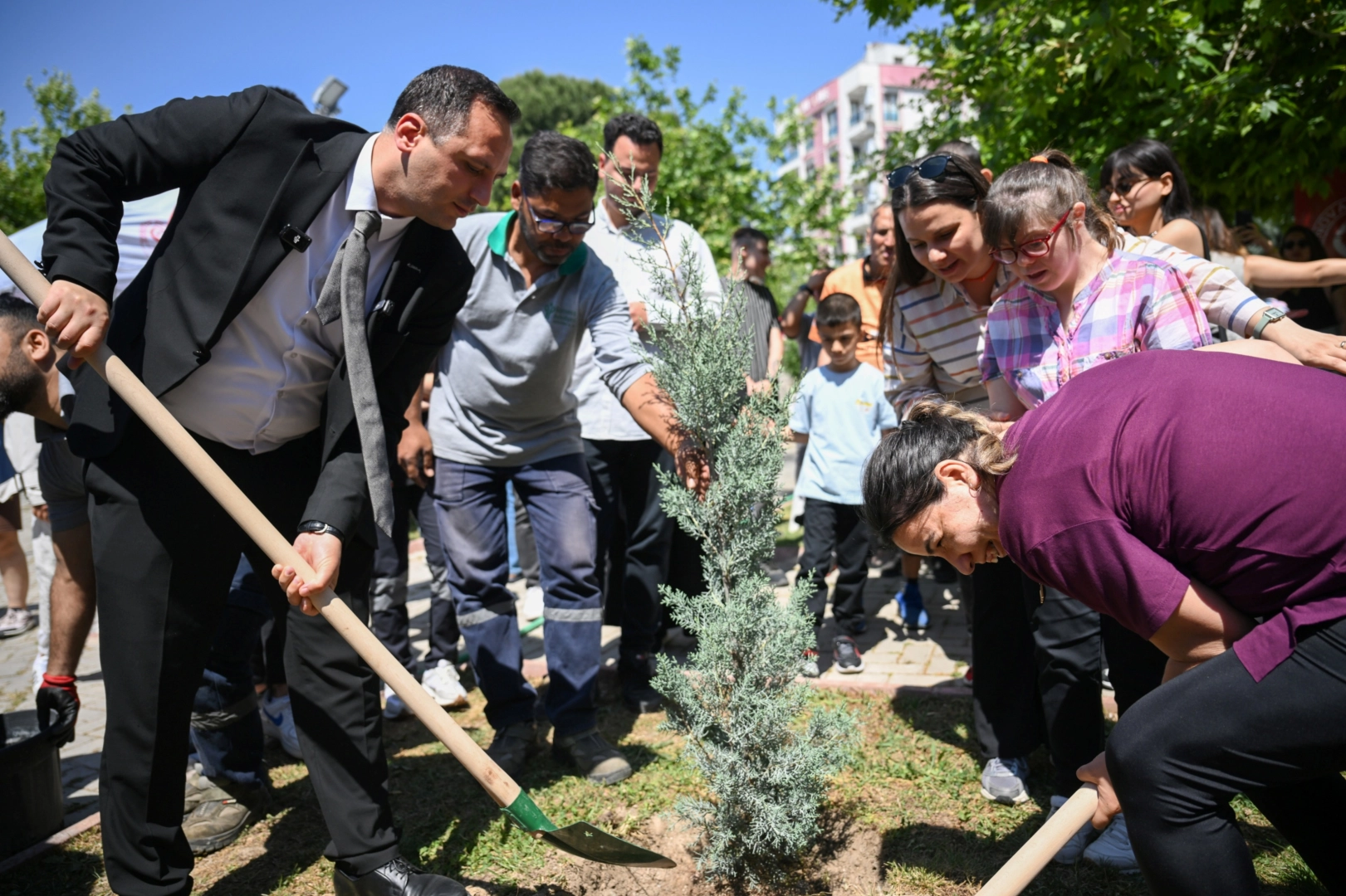 Bornova’da fidanlar toprakla buluştu 