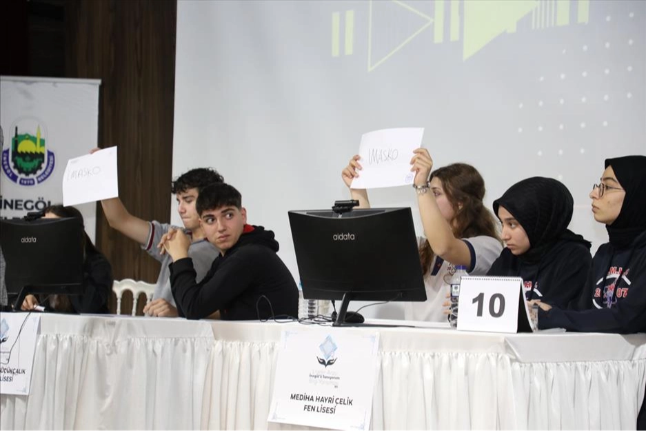 Bursa İnegöl'de liseliler bilgileriyle yarıştı 