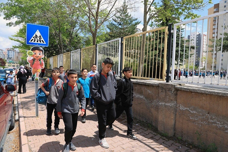 Kayseri Talas'ta okul geçitlerine sevimli uyarıcılar 