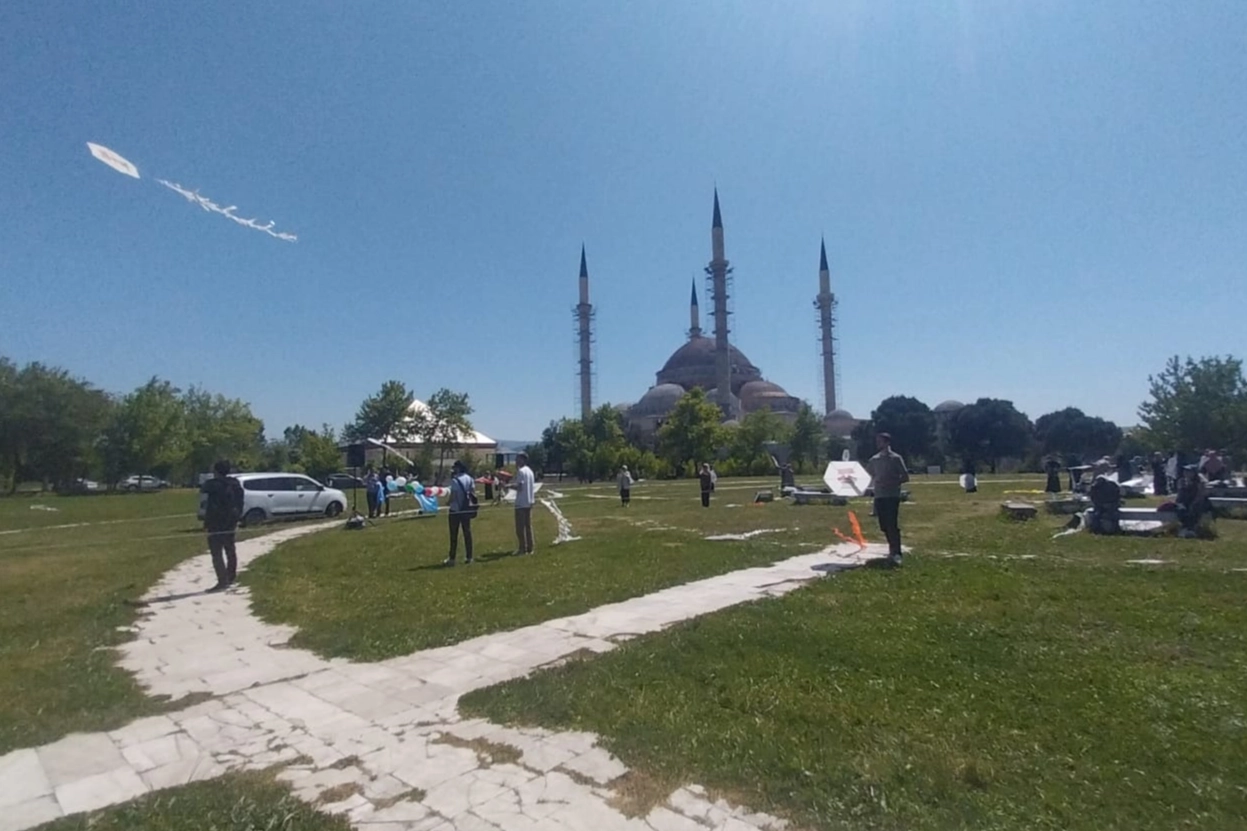 Bursa'dan Filistin ve Doğu Türkistan’a uçurtmalı destek 