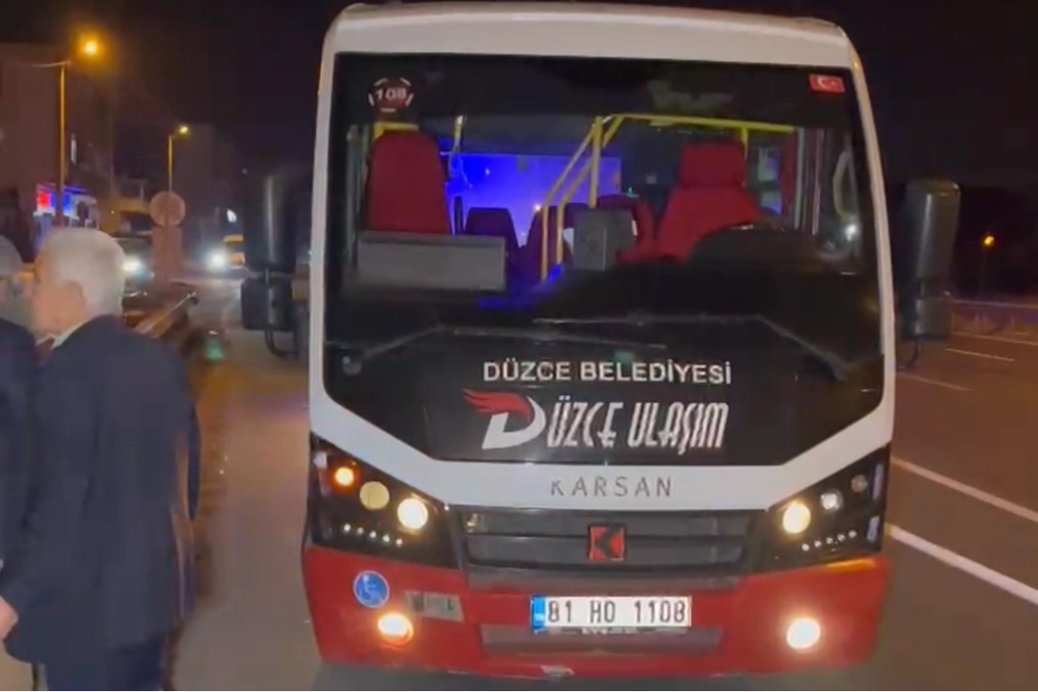Düzce'de şehiriçi yolcu minibüsü yayaya çarptı 