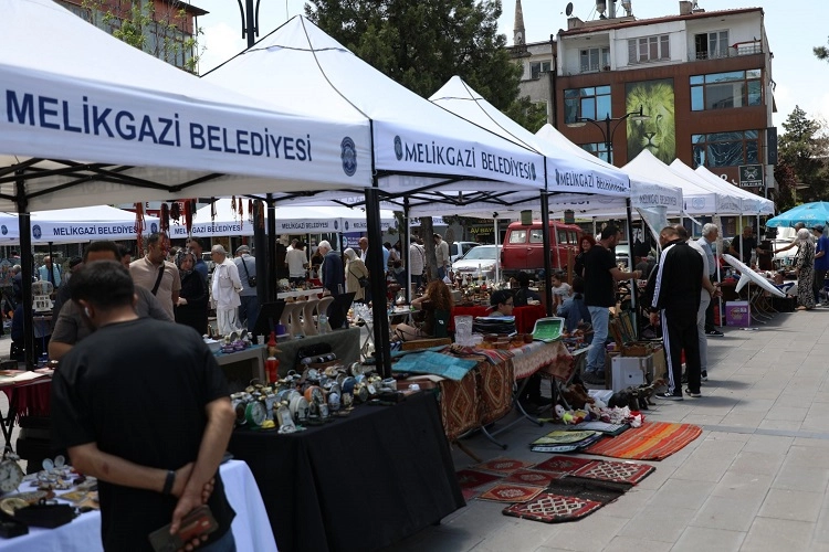 Kayseri Melikgazi Antika Pazarı'na yoğun ilgi 