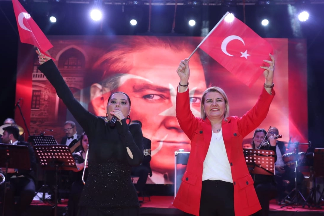 Kapanca Sokak’ta 19 Mayıs coşkusu Reyhan Karaca konseriyle taçlandı 