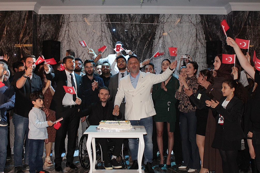 Bursa’da genç inşaat mühendislerinden 19 Mayıs coşkusu 