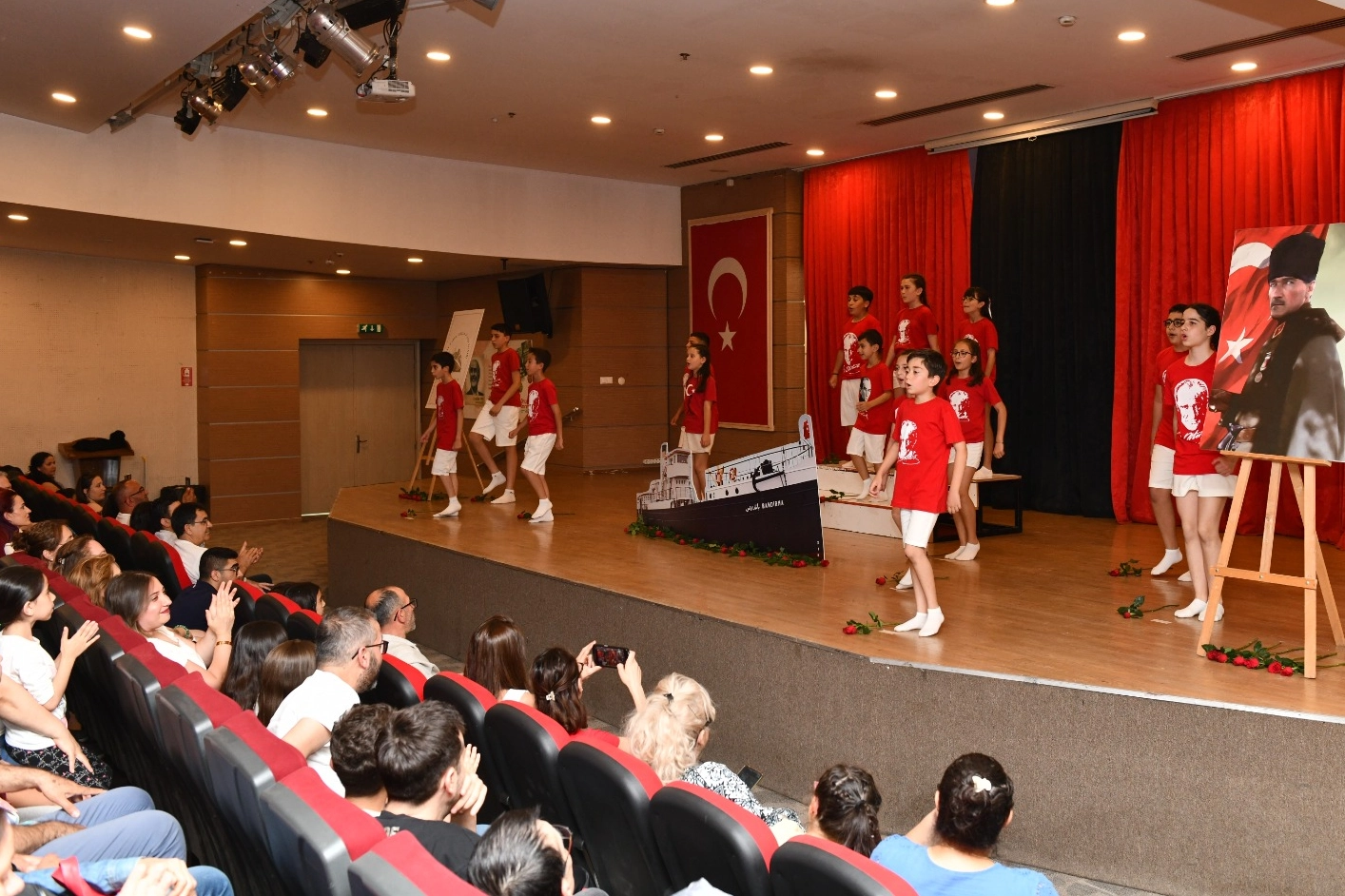 İzmir Çiğli’de 'Aynı Gemideyiz'e büyük alkış 