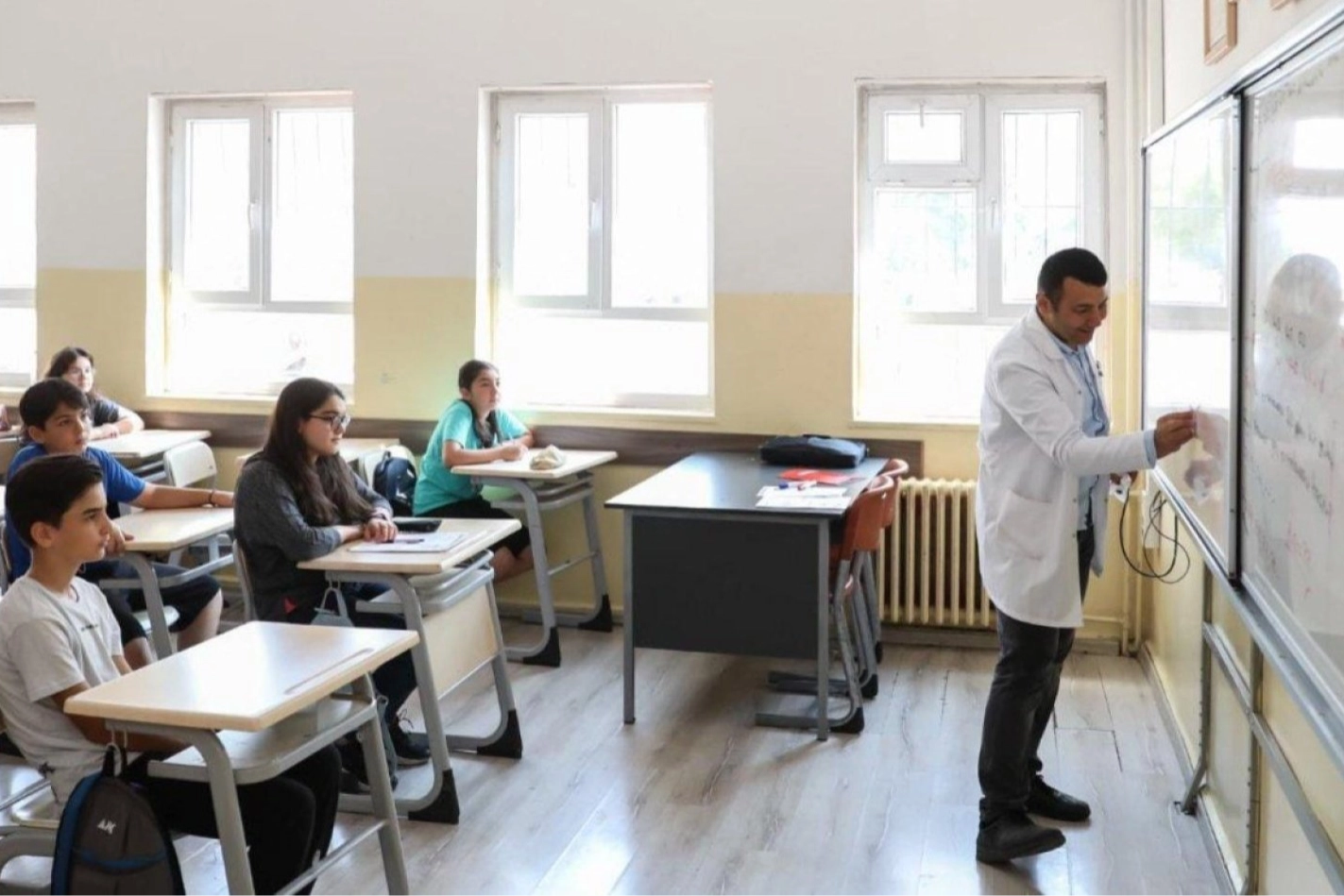 Öğretmenlerin il içi yer değiştirmeleri belli oldu... Atamalarda ilk kez sıra kaydı alındı 