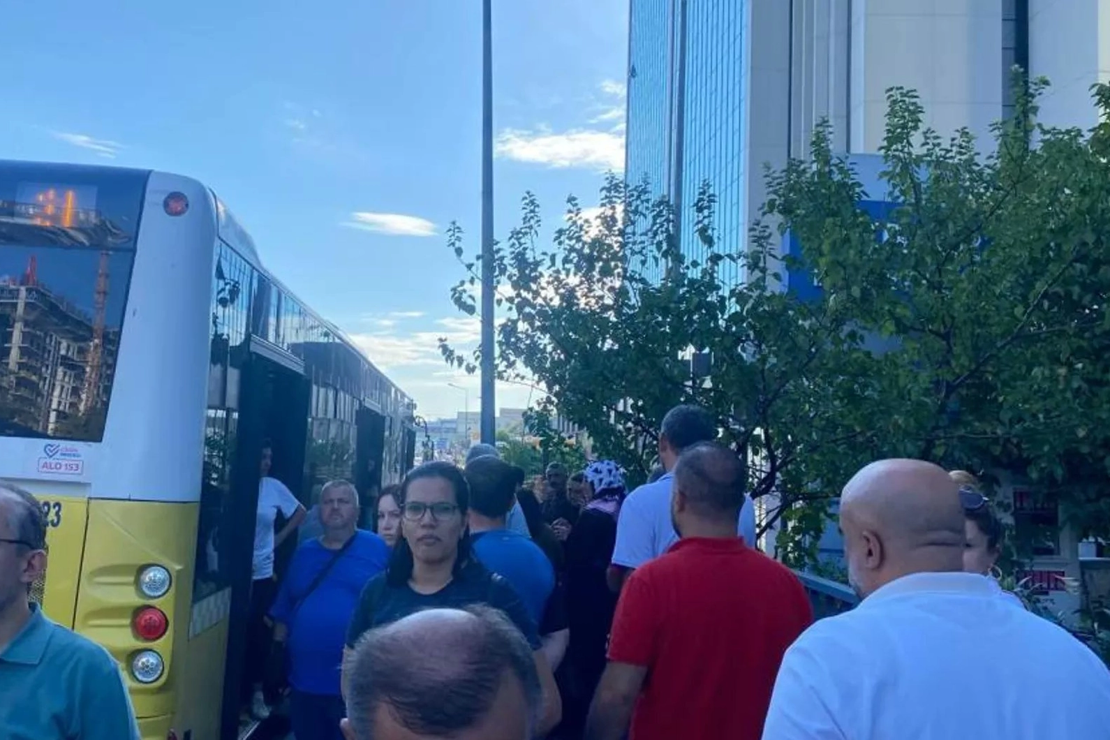 İstanbul'da özel halk otobüsleri kontak kapattı! Toplu ulaşım aksıyor! 