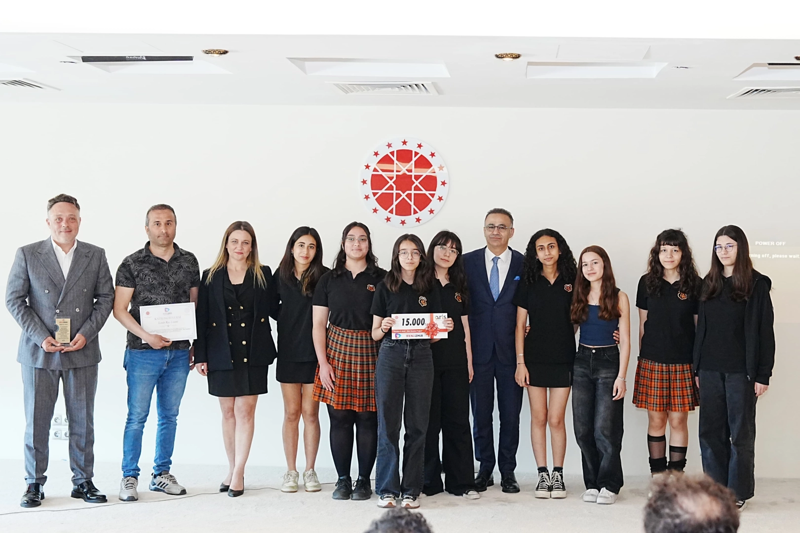 İzmir'de 400 öğrenci gazetecilikle 'Yarınlara İz Bırak'tı 