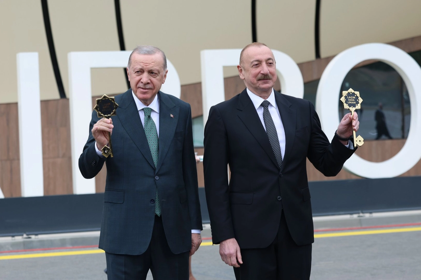 Laçın'ın sembolik anahtarları iki liderde 