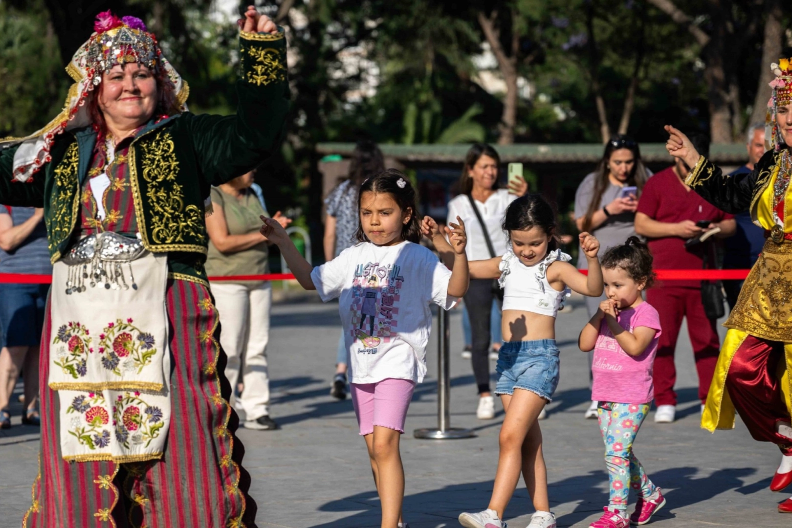 Bornova Halk Dansları Festivali coşkuyla başladı 