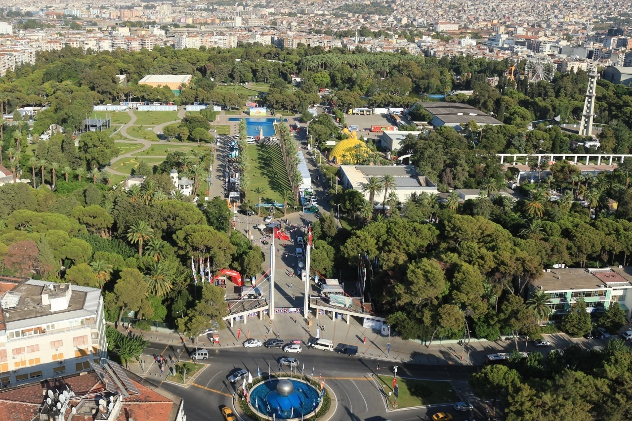 İzmir Kültürpark'ta yeşil alanlar artıyor 
