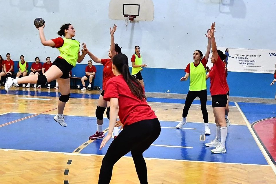 İzmir Büyükşehir Spor Kulübü hentbol takımlarıyla parlıyor 