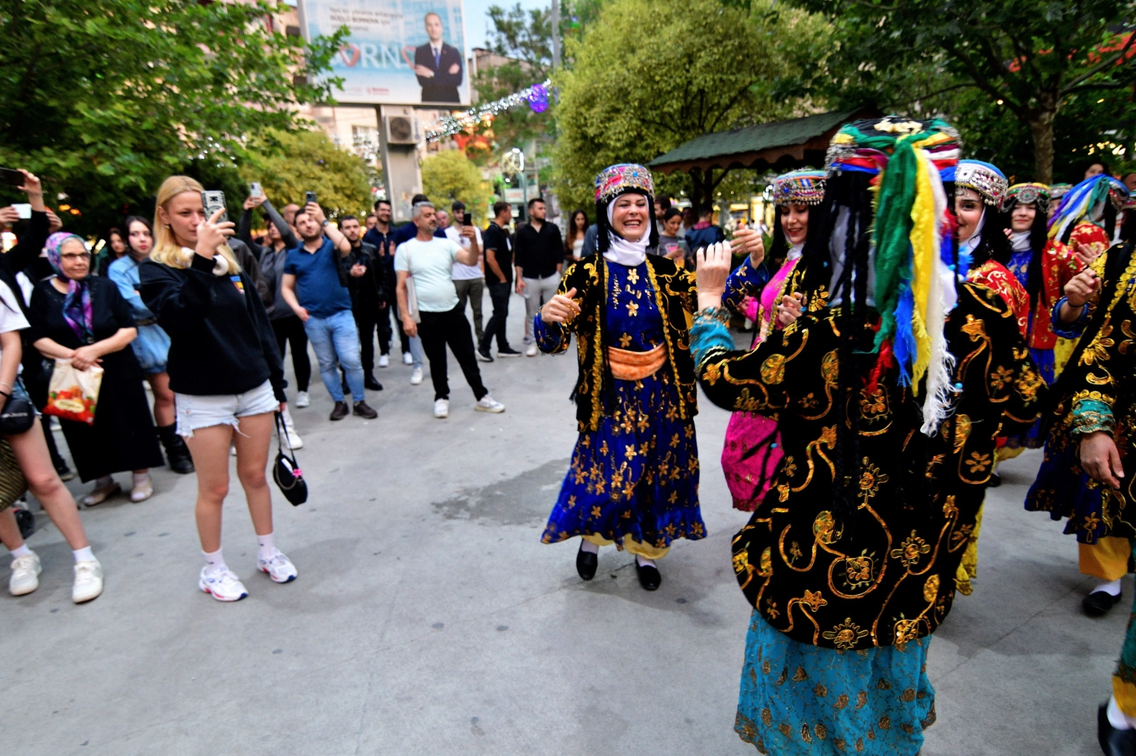 Halk Dansları Festivali sokaklara taştı 