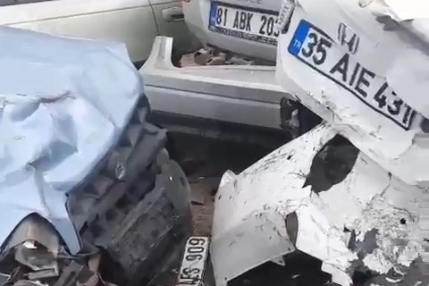 Düzce D-100'de zincirleme kaza... Otomobil fabrika duvarını yıktı! 