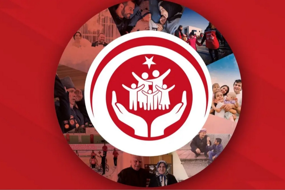 Bakanlıktan örnek yaklaşım... Panoya zarar veren gençlerle sağduyulu çözüm 