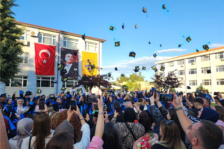 Edirne Keşan MYO'da mezuniyet coşkusu 