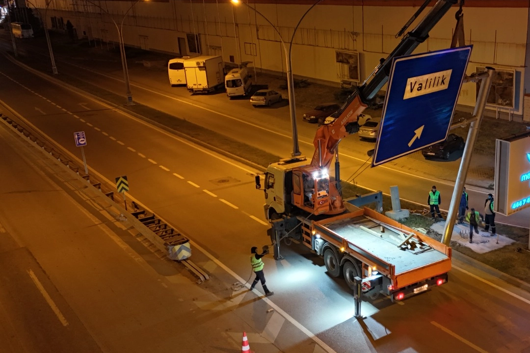 L tipi levhalar, trafik akışını rahatlatıyor 