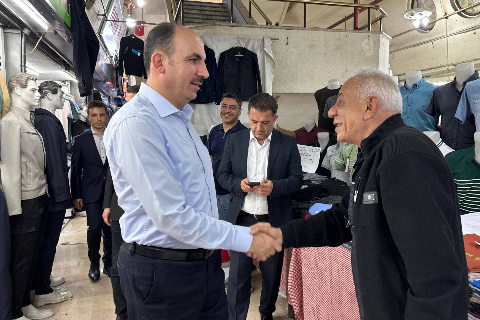 Başkan Altay bayram alışverişine çıkanlarla sohbette 