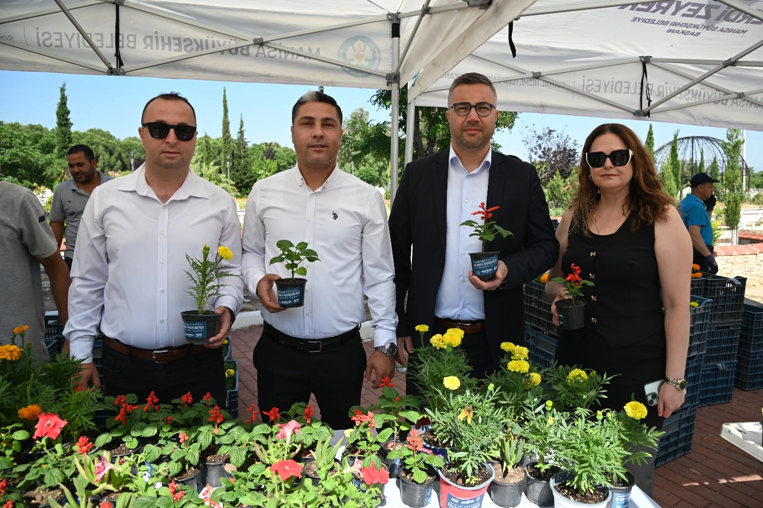 Manisa'da bayramlık çiçekler Büyükşehir'den 