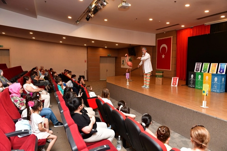 İzmir Çiğli’de çocuklara geri dönüşüm bilinci oyunla aşılandı 