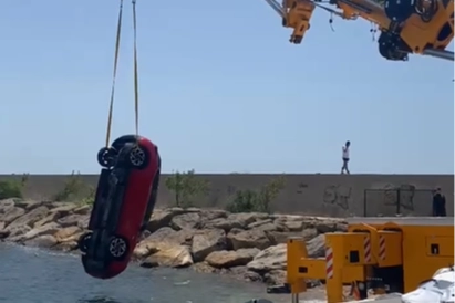 Keşan'da el freni unutulan otomobil denize uçtu 