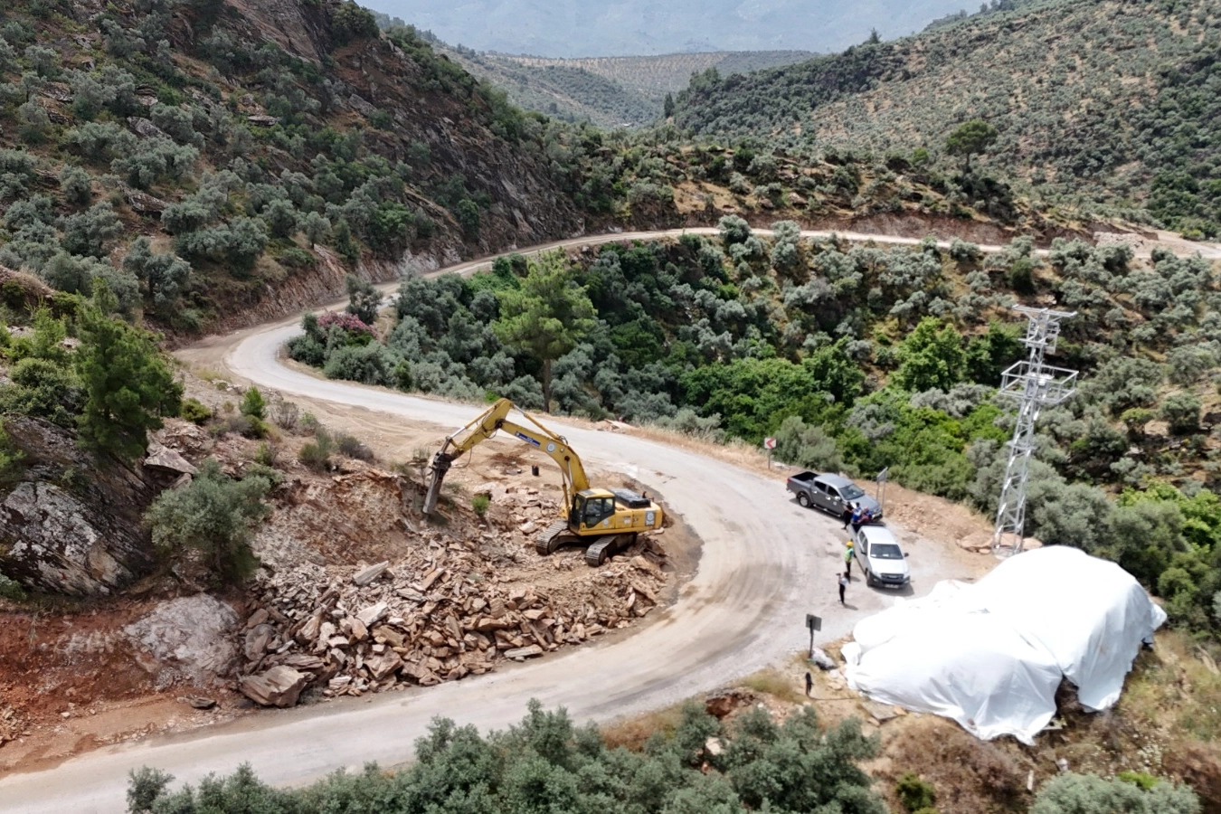 Muğla kırsalında yol genişletme sürüyor 