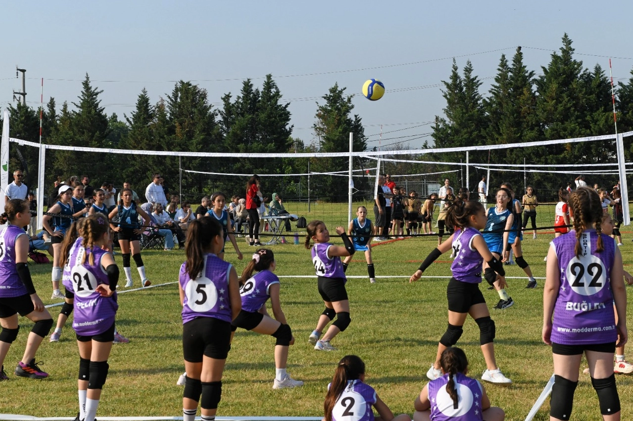Bursa Osmangazi’de kız çocukları için Mini Voleybol Şenliği 