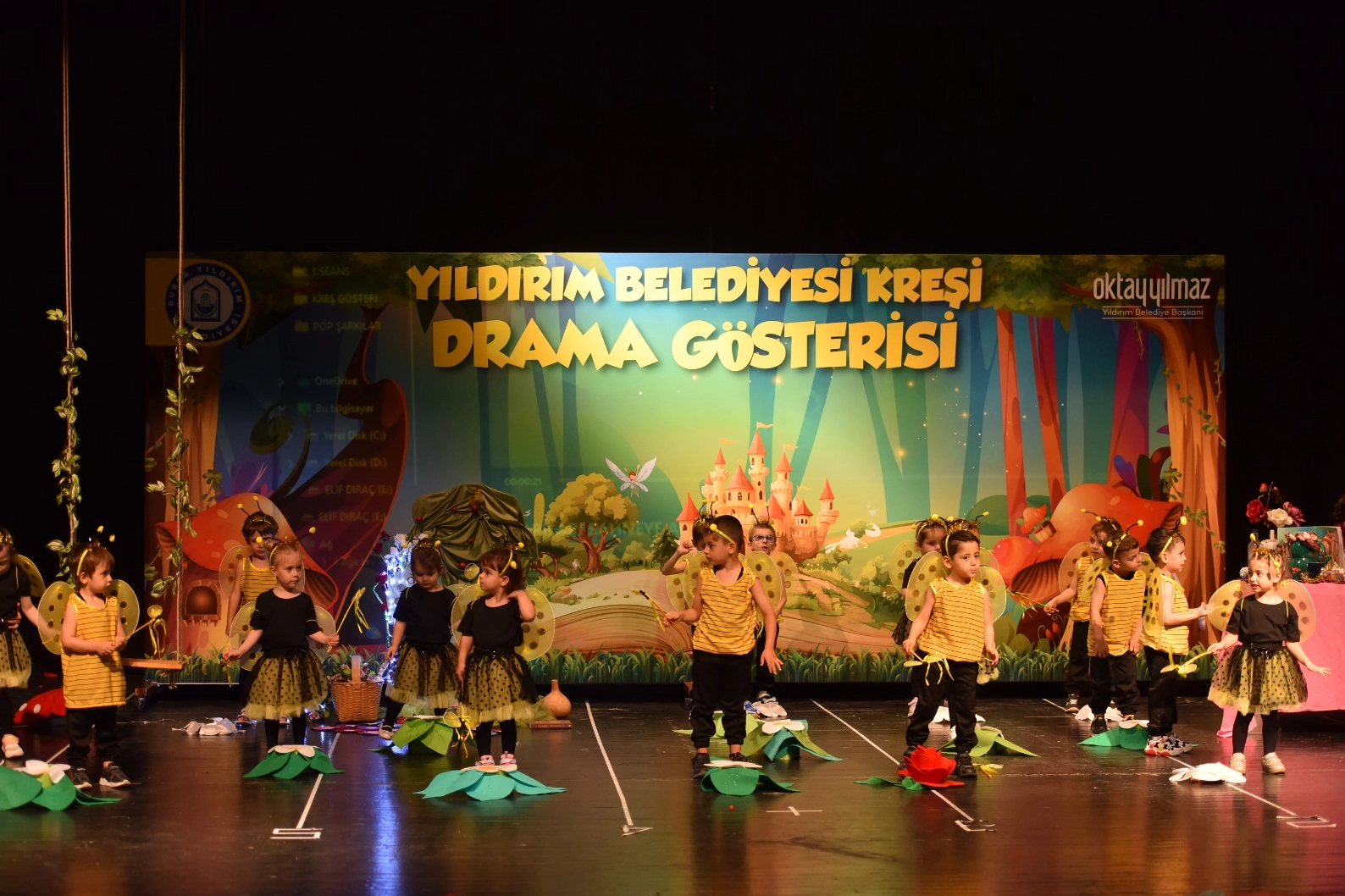 Yıldırımlı miniklerin mezuniyet sevinci 