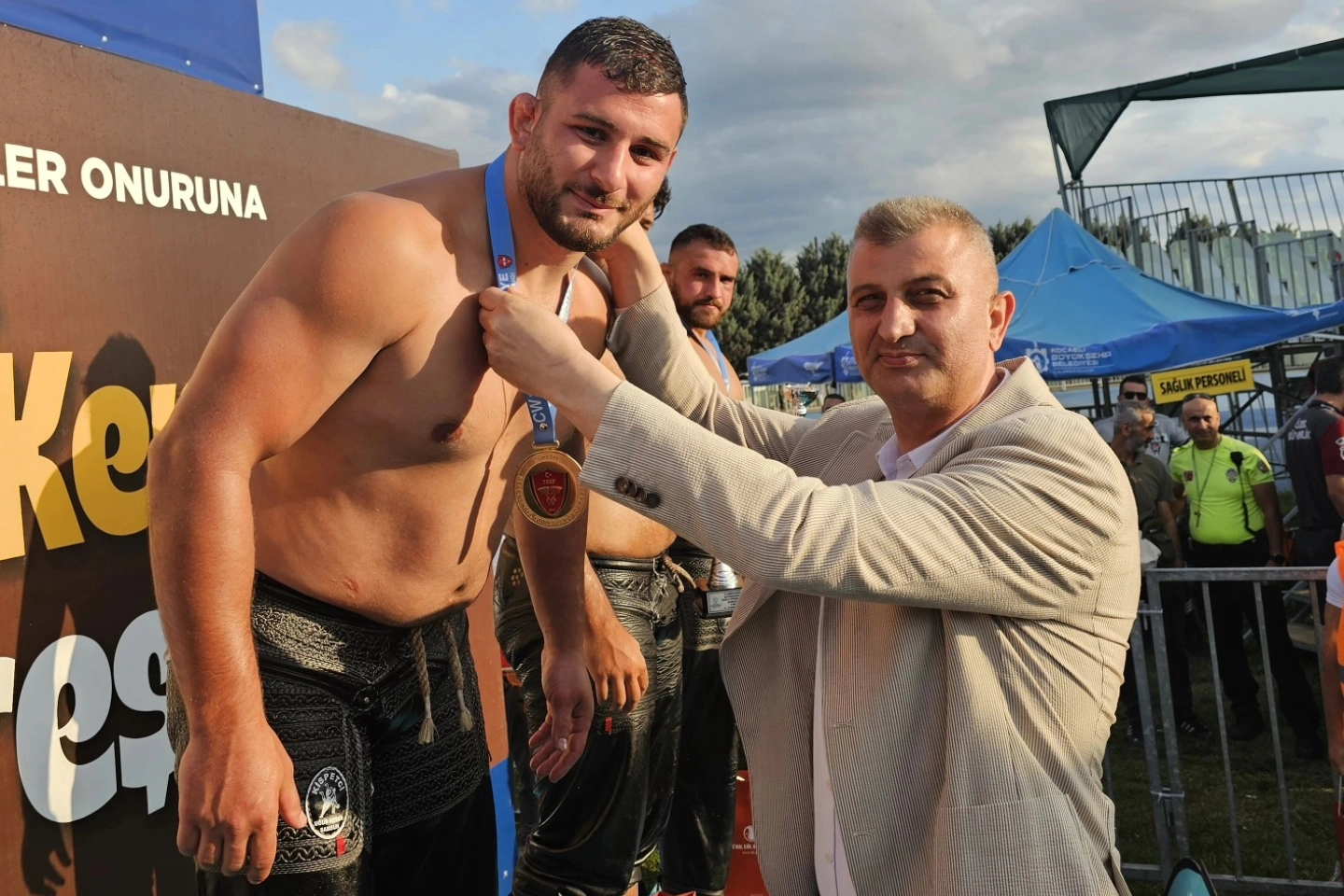Gölcüklü pehlivan başaltında şampiyon oldu 