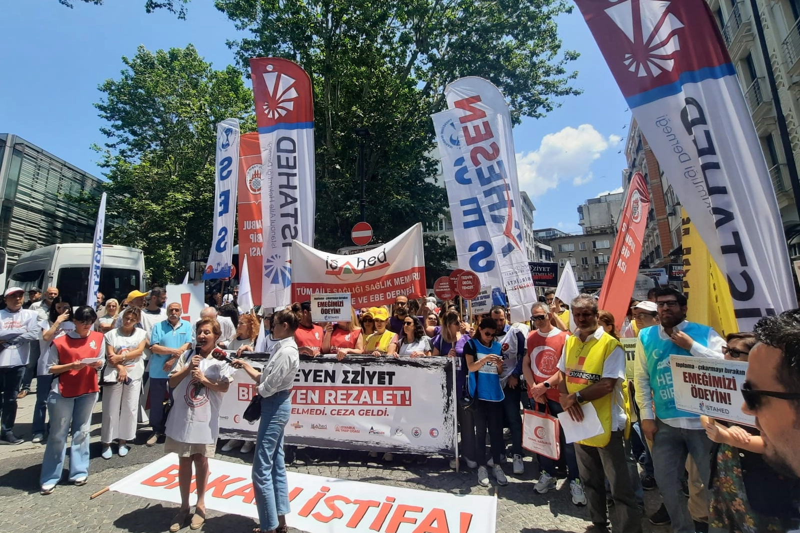 Aile Hekimleri İstanbul'da eylemde... Eziyet Yönetmeliği geri çekilsin! 