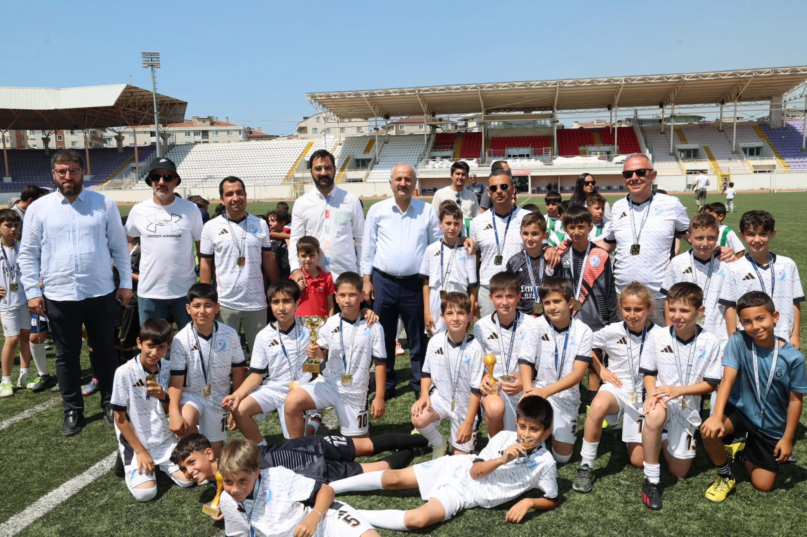 Başkan Büyükgöz minik sporcuları yalnız bırakmadı 