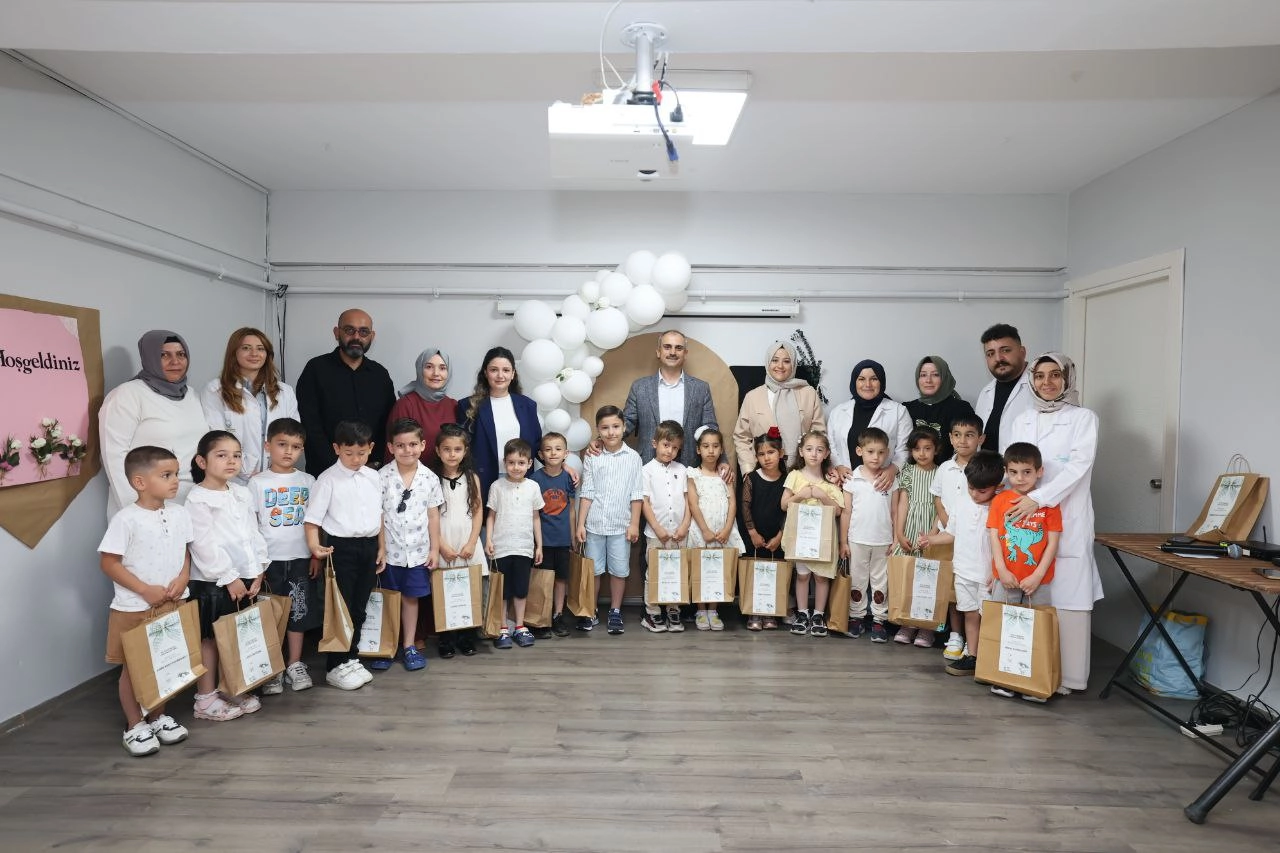 Çocuk kulübü öğrencileri karnelerine kavuştu 