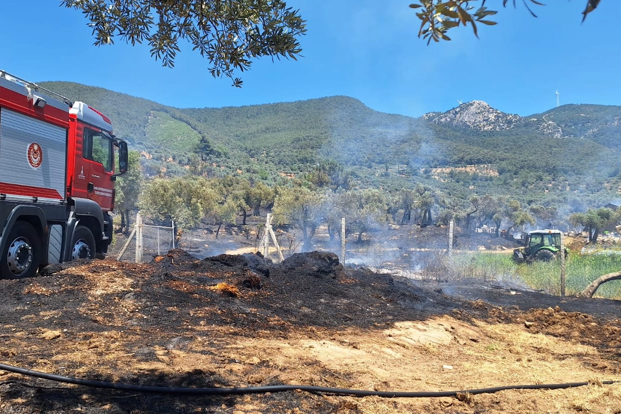 İzmir İtfaiyesi üç noktada yangınlara müdahale etti 